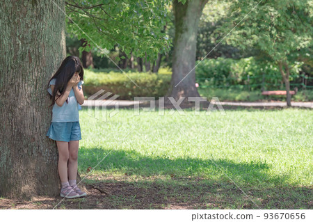 A child who leans back and hides his face 93670656