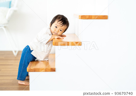 試圖爬樓梯的男孩 93670740