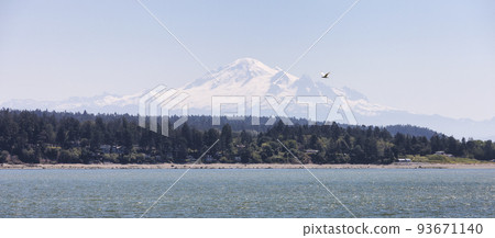 Homes by the beach on the West Coast of Pacific Ocean with Snow Covered Mountain 93671140