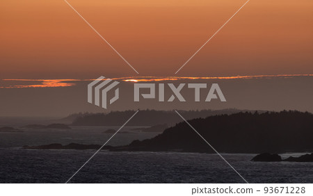 Waves on the Pacific Ocean on a rocky beach. West Coast. Sunny Summer Sunset. 93671228