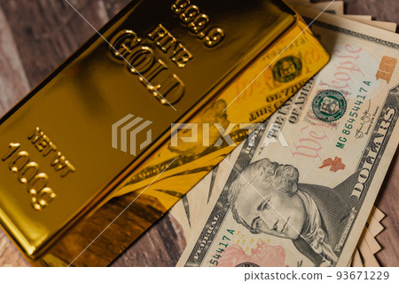 金錠 黃金和美元鈔票 93671229