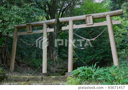 Standing Torii at Suwa Shrine (Uranona, Iriki-cho, Satsumasendai City, Kagoshima Prefecture) Standing Torii at Suwa Shrine (Uranona, Iriki-cho, Satsumasendai City, Kagoshima Prefecture) 93671457