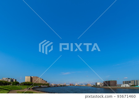 從流經東京葛飾區的中川看八月的城市景觀 93671460