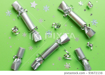 Christmas crackers with shiny confetti on color background, top view, copy space 93672138