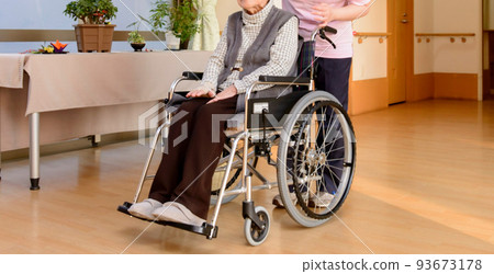 老人福利設施 推老人坐輪椅的護理員 護理員 老人福利設施 推老人坐輪椅的護理員 護理員 93673178