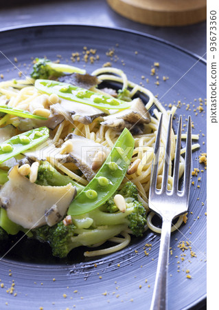 美味的鮑魚和乾鯔魚子意大利面 美味的鮑魚和乾鯔魚子意大利面 93673360