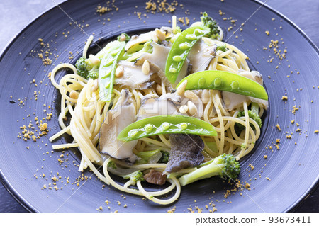 美味的鮑魚和乾鯔魚子意大利面 美味的鮑魚和乾鯔魚子意大利面 93673411