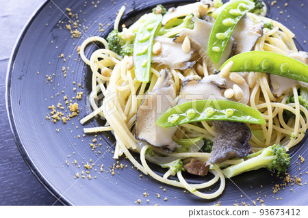 美味的鮑魚和乾鯔魚子意大利面 93673412