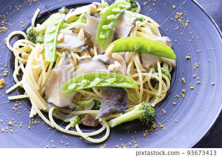 美味的鮑魚和乾鯔魚子意大利面 美味的鮑魚和乾鯔魚子意大利面 93673413