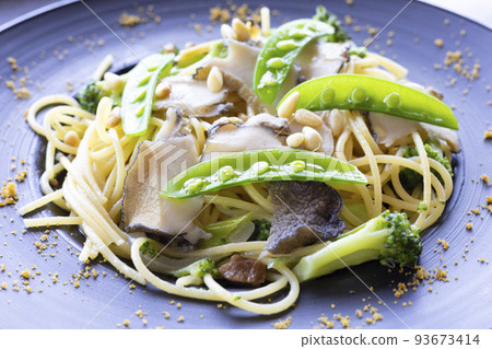 美味的鮑魚和乾鯔魚子意大利面 美味的鮑魚和乾鯔魚子意大利面 93673414