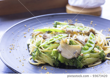 美味的鮑魚和乾鯔魚子意大利面 93673420