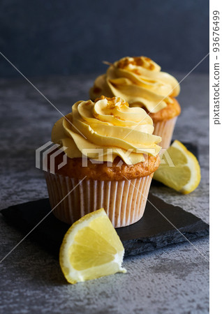 lemon cream cake with fruit slices 93676499