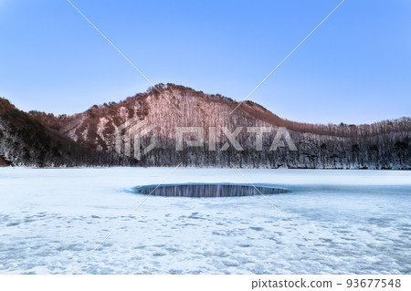 Miyagi Naruko's acidic lakes and marshes that do not freeze over even in winter 93677548
