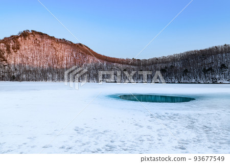 Miyagi Naruko's acidic lakes and marshes that do not freeze over even in winter 93677549
