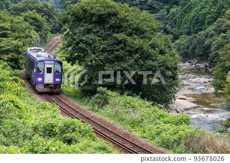[Kansai Main Line] Trains running along the Kada River 93678026