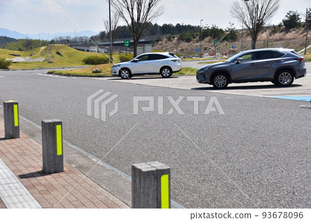 日本關西地區的服務區停在停車場的客車 93678096
