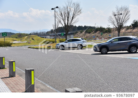 日本關西地區的服務區停在停車場的客車 日本關西地區的服務區停在停車場的客車 93678097