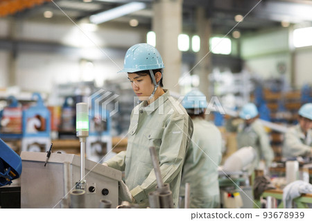 倉庫工人年輕男性 93678939