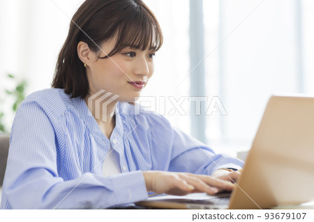 一位經營個人電腦的年輕女士 93679107