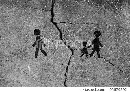 A divorced couple and a child taken by a mother 2 93679292