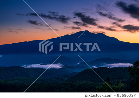 Norikura at dawn, from Hiwada Kogen, Takane-cho, Takayama City, Gifu Prefecture Norikura at dawn, from Hiwada Kogen, Takane-cho, Takayama City, Gifu Prefecture 93680357