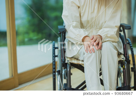 knee pain wheelchair 93680667