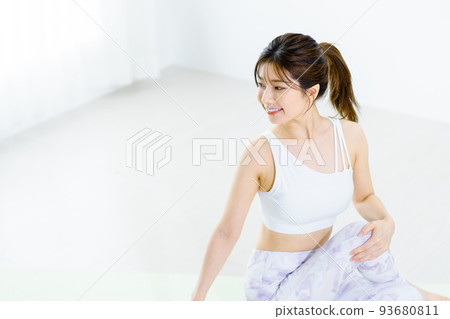 穿著瑜伽服的年輕女子 穿著瑜伽服的年輕女子 93680811