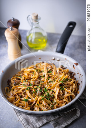 fettuccine ragu in frying pan 93681076