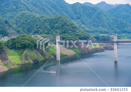 (Gunma Prefecture) Yanba Dam Lake Amphibious bus for sightseeing on the lake (Gunma Prefecture) Yanba Dam Lake Amphibious bus for sightseeing on the lake 93681255
