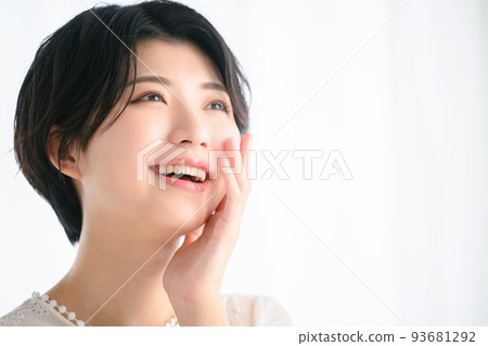 關心自己皮膚的女性特寫 關心自己皮膚的女性特寫 93681292