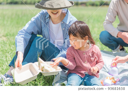 日本媽媽和孩子在野餐時吃三明治 日本媽媽和孩子在野餐時吃三明治 93681638