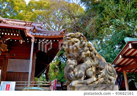 Yoyogi Hachiman Shrine Scenery of worshipers in early spring 93682161