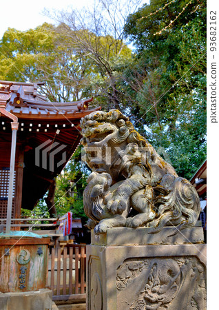 Yoyogi Hachiman Shrine Scenery of worshipers in early spring 93682162