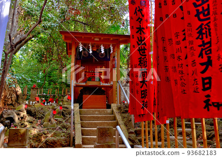 Yoyogi Hachiman Shrine Scenery of worshipers in early spring 93682183