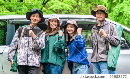 前往徒步旅行膽量姿勢的年輕人 93682272