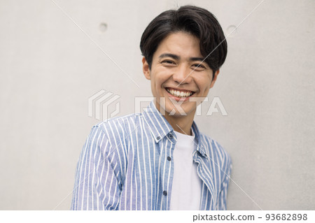 微笑的 20 多歲男性肖像 93682898