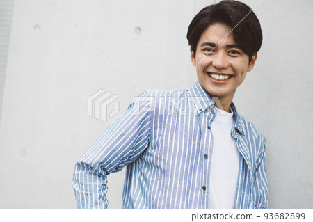 微笑的 20 多歲男性肖像 93682899
