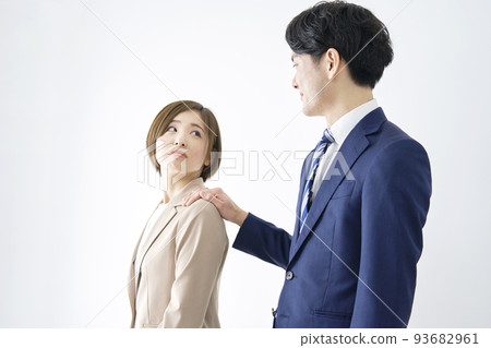 白色背景的商人觸碰肩膀的女商人 93682961