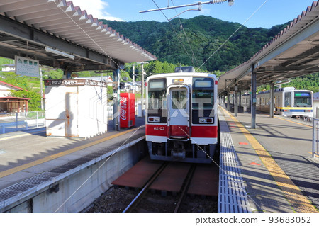 新藤原站的八和鐵道車輛 6050 系列和東武鐵道車輛 93683052