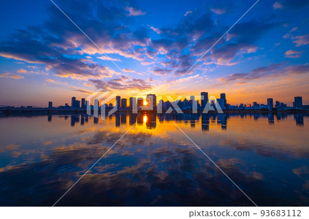 Skyscrapers and sunrise in Umeda, Osaka 93683112