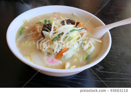 Old-fashioned town Chinese, Nagasaki champon-style, plenty of vegetables plain hot water tanmen 93683218