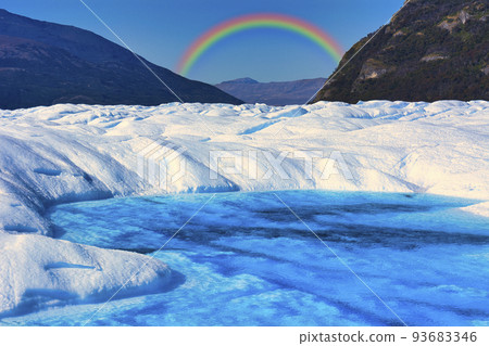 巴塔哥尼亞美麗冰川上的彩虹 93683346