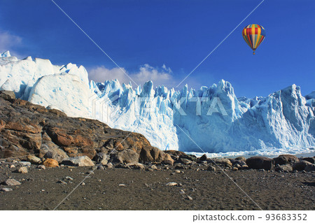 氣球漂浮在巴塔哥尼亞美麗的冰川上 93683352