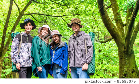 前往徒步旅行的年輕人 93685079