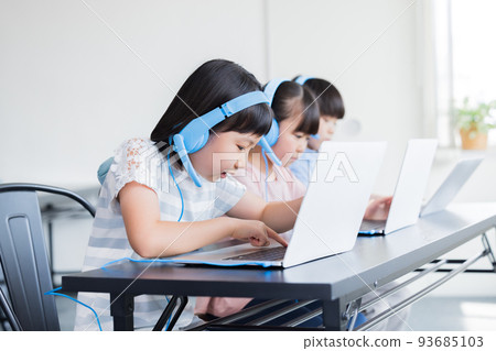 孩子們使用電腦上課 93685103