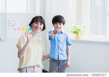 教育 在英語會話課上上課的孩子和母語教師 93685157