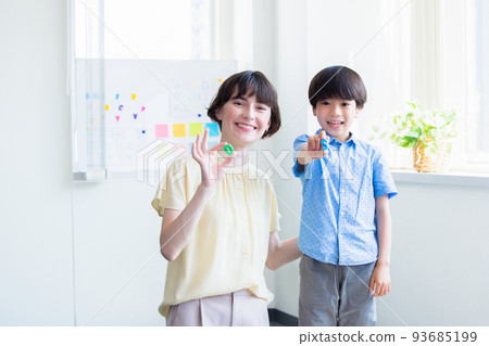 教育 在英語會話課上上課的孩子和母語教師 93685199