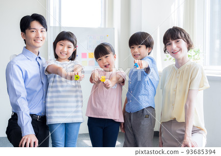 孩子和老師在英語會話課上上課的教育肖像 93685394