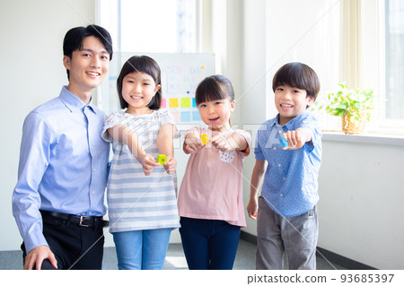 孩子和老師在英語會話課上上課的教育肖像 93685397