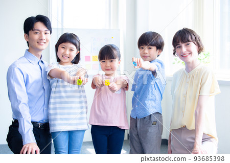 孩子和老師在英語會話課上上課的教育肖像 93685398